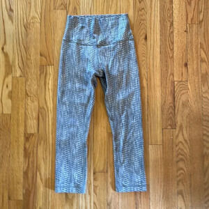 Lululemon sz 4 Wunder Under Crop Hi-Rise 21" Luon Arrow Jacquard Silver